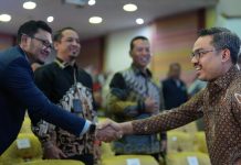 Hadir di Unhas, Menteri UMKM Dorong Wirausaha Berani Memulai dan Siap Berdampak FOTO: Paling Kanan, Menteri Usaha Mikro, Kecil, dan Menengah (UMKM) Republik Indonesia, Maman Abdurahman di Universitas Hasanuddin, Selasa (15/09), di Baruga A.P Pettarani, Kampus Unhas Tamalanrea, Makassar.