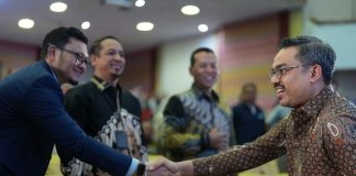 Hadir di Unhas, Menteri UMKM Dorong Wirausaha Berani Memulai dan Siap Berdampak FOTO: Paling Kanan, Menteri Usaha Mikro, Kecil, dan Menengah (UMKM) Republik Indonesia, Maman Abdurahman di Universitas Hasanuddin, Selasa (15/09), di Baruga A.P Pettarani, Kampus Unhas Tamalanrea, Makassar.