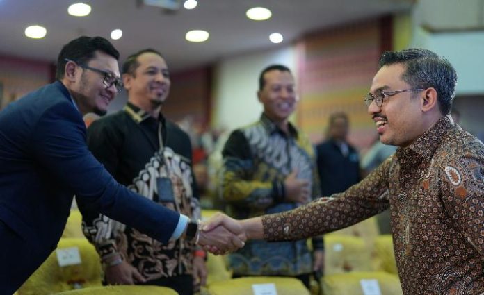 FOTO: Paling Kanan, Menteri Usaha Mikro, Kecil, dan Menengah (UMKM) Republik Indonesia, Maman Abdurahman di Universitas Hasanuddin, Selasa (15/09), di Baruga A.P Pettarani, Kampus Unhas Tamalanrea, Makassar. FOTO: Paling Kanan, Menteri Usaha Mikro, Kecil, dan Menengah (UMKM) Republik Indonesia, Maman Abdurahman di Universitas Hasanuddin, Selasa (15/09), di Baruga A.P Pettarani, Kampus Unhas Tamalanrea, Makassar.
