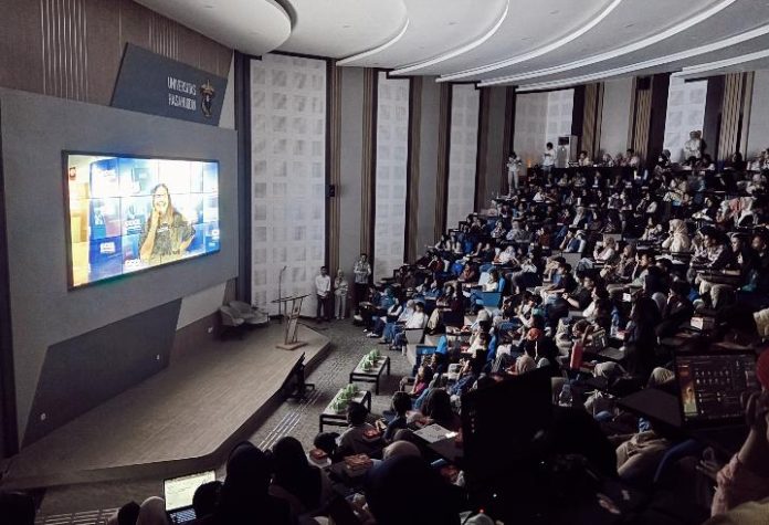 FOTO: Sebuah film dapat membuka percakapan tentang masa depan yang mungkin belum terlihat, tetapi dampaknya mulai dirasakan hari ini. Perspektif itu dibawa dalam Movie Screening & Dialogue “Borrowed Futures: Intergenerational Justice, Youth Leadership and Climate Responsibility in ASEAN” di Arsjad Rasjid Lecture Theater, Universitas Hasanuddin (Unhas), Selasa (16/9/2026). FOTO: Sebuah film dapat membuka percakapan tentang masa depan yang mungkin belum terlihat, tetapi dampaknya mulai dirasakan hari ini. Perspektif itu dibawa dalam Movie Screening & Dialogue “Borrowed Futures: Intergenerational Justice, Youth Leadership and Climate Responsibility in ASEAN” di Arsjad Rasjid Lecture Theater, Universitas Hasanuddin (Unhas), Selasa (16/9/2026).