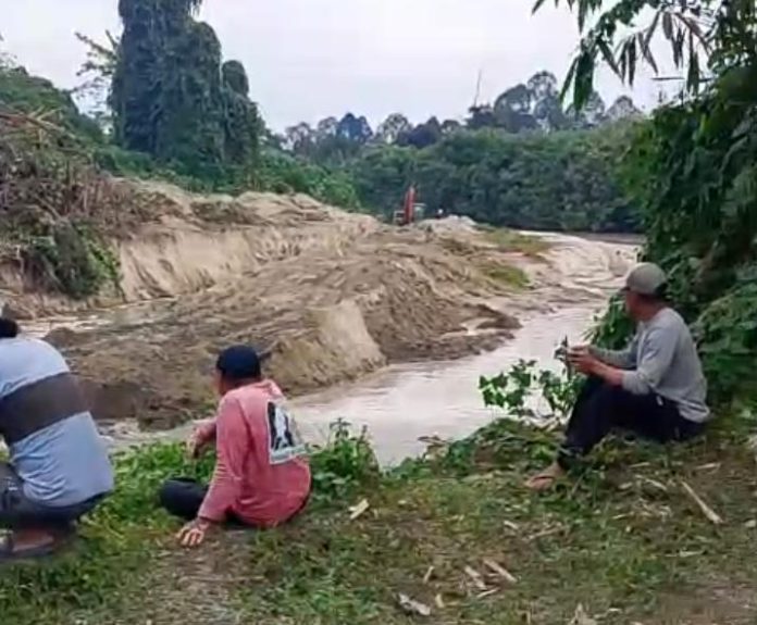 FOTO: Hasil tangkapan layar dari video viral aktivitas tambang di Bantaran Sungai Masamba.