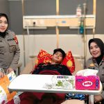 Bukan Sekadar Pimpinan, Kapolsek Panakkukang Jenguk Anggota yang Sakit: Kita Satu Keluarga FOTO: Kapolsek Panakkukang KOMPOL Hj. Ema Ratna, AR, S.H bersama personel Polsek Panakkukang dengan menjenguk salah satu anggotanya yang sedang sakit. Jumat (18/9/2026).