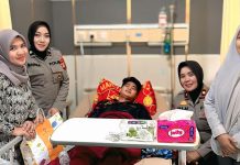 Bukan Sekadar Pimpinan, Kapolsek Panakkukang Jenguk Anggota yang Sakit: Kita Satu Keluarga FOTO: Kapolsek Panakkukang KOMPOL Hj. Ema Ratna, AR, S.H bersama personel Polsek Panakkukang dengan menjenguk salah satu anggotanya yang sedang sakit. Jumat (18/9/2026).