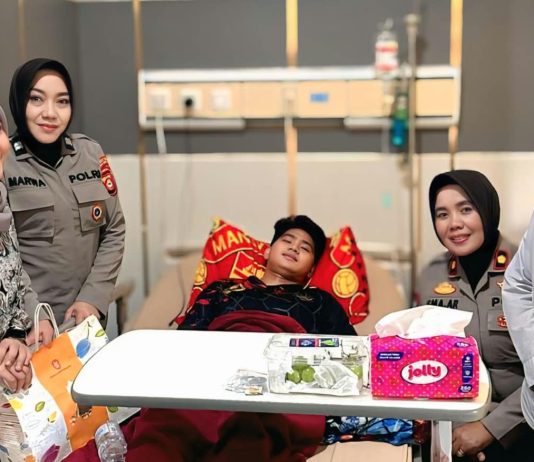 Bukan Sekadar Pimpinan, Kapolsek Panakkukang Jenguk Anggota yang Sakit: Kita Satu Keluarga FOTO: Kapolsek Panakkukang KOMPOL Hj. Ema Ratna, AR, S.H bersama personel Polsek Panakkukang dengan menjenguk salah satu anggotanya yang sedang sakit. Jumat (18/9/2026).