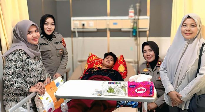 FOTO: Kapolsek Panakkukang KOMPOL Hj. Ema Ratna, AR, S.H bersama personel Polsek Panakkukang dengan menjenguk salah satu anggotanya yang sedang sakit. Jumat (18/9/2026). FOTO: Kapolsek Panakkukang KOMPOL Hj. Ema Ratna, AR, S.H bersama personel Polsek Panakkukang dengan menjenguk salah satu anggotanya yang sedang sakit. Jumat (18/9/2026).