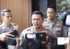 Polda Metro Jaya Tangkap Pelaku Penendang Perempuan di Mal Senayan City FOTO: Kasubdit IV/Jatanras Ditreskrimum Polda Metro Jaya AKBP Abdul Rahim saat memberikan keterangan pers. (Dok Polda Metro Jaya)