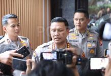 Polda Metro Jaya Tangkap Pelaku Penendang Perempuan di Mal Senayan City FOTO: Kasubdit IV/Jatanras Ditreskrimum Polda Metro Jaya AKBP Abdul Rahim saat memberikan keterangan pers. (Dok Polda Metro Jaya)