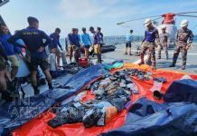 Penyelam dari Kopaska dan Koppeba Berhasil Evakuasi Jenazah Korban Kapal Tenggelam FOTO: TNI AL melibatkan unsur KRI GNR-332, KRI CNP-936, dan KRI PFN-731 serta Pasukan Penyelam dan Kopaska melaksanakan operasi pencarian dan evakuasi korban kecelakaan KM Virgo Transport 8 di lokasi kejadian, Jumat (18/9). (Dok TNI AL)
