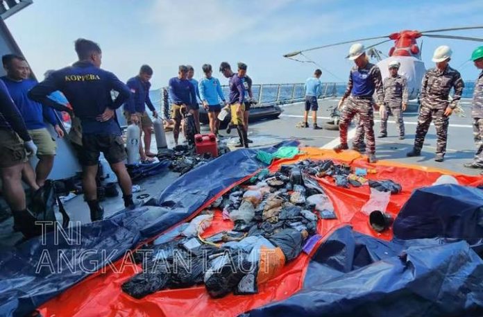FOTO: TNI AL melibatkan unsur KRI GNR-332, KRI CNP-936, dan KRI PFN-731 serta Pasukan Penyelam dan Kopaska melaksanakan operasi pencarian dan evakuasi korban kecelakaan KM Virgo Transport 8 di lokasi kejadian, Jumat (18/9). (Dok TNI AL) FOTO: TNI AL melibatkan unsur KRI GNR-332, KRI CNP-936, dan KRI PFN-731 serta Pasukan Penyelam dan Kopaska melaksanakan operasi pencarian dan evakuasi korban kecelakaan KM Virgo Transport 8 di lokasi kejadian, Jumat (18/9). (Dok TNI AL)