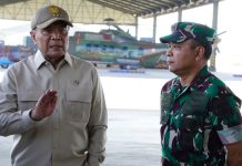 Panglima Kodau II Dampingi Menko Polkam RI, Tinjau Sukhoi hingga Keberangkatan FOTO: Penkodau II. Panglima Komando Daerah TNI Angkatan Udara II (Panglima Kodau II) Marsda TNI M. Untung Suropati, S.E., mendampingi Menteri Koordinator Bidang Politik dan Keamanan (Menko Polkam) RI Jenderal TNI (Purn.) Djamari Chaniago dalam rangkaian kegiatan di Lanud Sultan Hasanuddin, Maros, Sabtu (19/9/2026). (Dok TNI AU)
