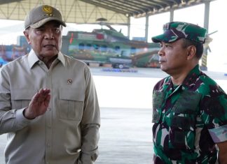 Panglima Kodau II Dampingi Menko Polkam RI, Tinjau Sukhoi hingga Keberangkatan FOTO: Penkodau II. Panglima Komando Daerah TNI Angkatan Udara II (Panglima Kodau II) Marsda TNI M. Untung Suropati, S.E., mendampingi Menteri Koordinator Bidang Politik dan Keamanan (Menko Polkam) RI Jenderal TNI (Purn.) Djamari Chaniago dalam rangkaian kegiatan di Lanud Sultan Hasanuddin, Maros, Sabtu (19/9/2026). (Dok TNI AU)