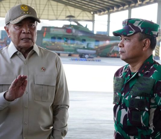 Panglima Kodau II Dampingi Menko Polkam RI, Tinjau Sukhoi hingga Keberangkatan FOTO: Penkodau II. Panglima Komando Daerah TNI Angkatan Udara II (Panglima Kodau II) Marsda TNI M. Untung Suropati, S.E., mendampingi Menteri Koordinator Bidang Politik dan Keamanan (Menko Polkam) RI Jenderal TNI (Purn.) Djamari Chaniago dalam rangkaian kegiatan di Lanud Sultan Hasanuddin, Maros, Sabtu (19/9/2026). (Dok TNI AU)