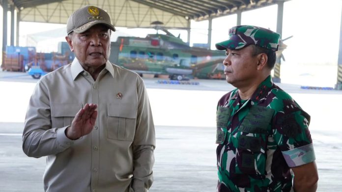 FOTO: Penkodau II. Panglima Komando Daerah TNI Angkatan Udara II (Panglima Kodau II) Marsda TNI M. Untung Suropati, S.E., mendampingi Menteri Koordinator Bidang Politik dan Keamanan (Menko Polkam) RI Jenderal TNI (Purn.) Djamari Chaniago dalam rangkaian kegiatan di Lanud Sultan Hasanuddin, Maros, Sabtu (19/9/2026). (Dok TNI AU)