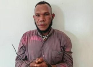 Wadanyon TPNPB-OPM Kodap 35 Bintang Timur Diringkus Aparat di Bandara Dekai FOTO: Wakil Komandan Batalyon (Wadanyon) TPNPB-OPM Kodap 35 Bintang Timur, Abdon Kisamdu, di Bandara Nop Goliat Dekai, Kabupaten Yahukimo, Papua Pegunungan, pada Sabtu (19/9/2026).