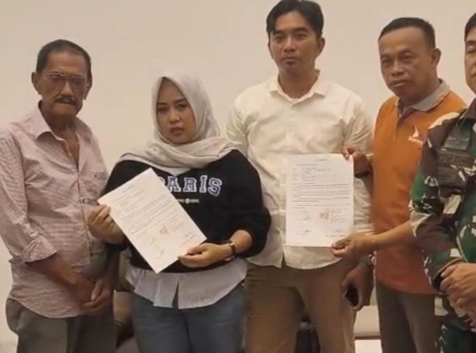 Kiki Damayanti alias KD Saat Melakukan Pertemuan dan Membuat Surat Pernyataan Terkait Polemik KDMP Enrekang (Foto/Ist)* Kiki Damayanti alias KD Saat Melakukan Pertemuan dan Membuat Surat Pernyataan Terkait Polemik KDMP Enrekang (Foto/Ist)*