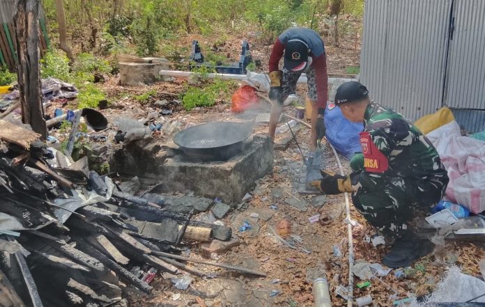 Babinsa Wajo Melakukan Pemberdayaan Bersama Warga dalam Pengelolaan Sampah (Foto/Ist)*