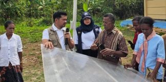 Tim Ekspedisi Patriot Unhas Perkenalkan Pengering Pala dan Alat Belajar Energi Surya di Fakfak Timur FOTO: Tim VII Ekspedisi Patriot Universitas Hasanuddin menggelar workshop Pojok Energi Surya Pala di Kantor Distrik Fakfak Timur, Kabupaten Fakfak, Papua Barat.