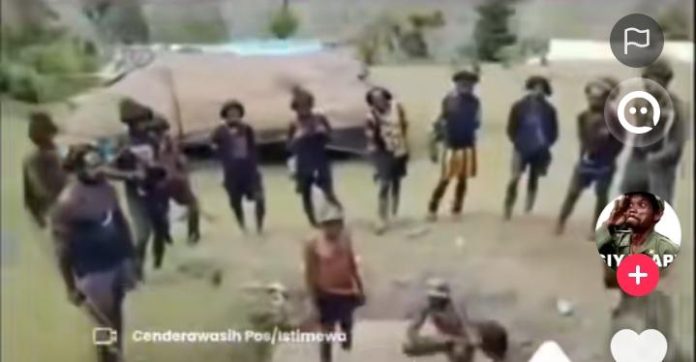 FOTO: Hasil tangkapan layar dari video viral yang diunggah akun tiktok @khan kondisi kepala kampung di pedalaman Papua yang mengalami intimidasi dari kelompok TPNPB-OPM. FOTO: Hasil tangkapan layar dari video viral yang diunggah akun tiktok @khan kondisi kepala kampung di pedalaman Papua yang mengalami intimidasi dari kelompok TPNPB-OPM.