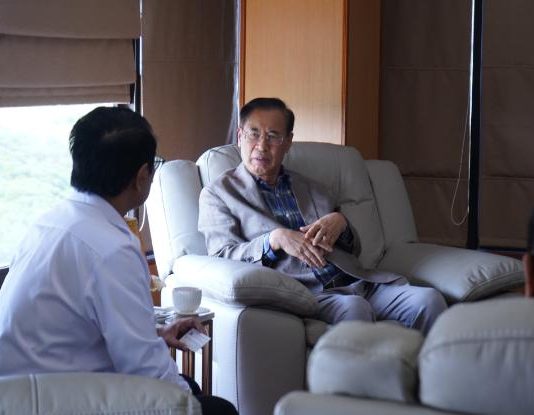 Unhas dan Busan Indonesia Center Korea Selatan Perkuat Kolaborasi Akademik dan Penelitian FOTO: Rektor Unhas Prof. Dr. Ir. Jamaluddin Jompa, M.Sc., bersama Presiden Busan Indonesia Center Prof. Kim Soo-il. Penandatanganan berlangsung di Ruang Rapat Rektor, Lantai 8 Gedung Rektorat Unhas, Senin (21/9).