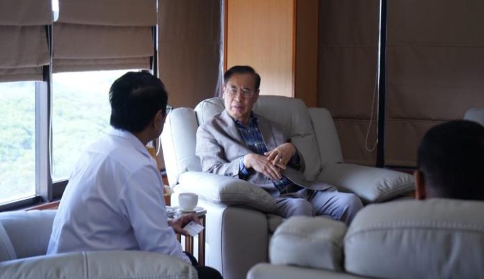 FOTO: Rektor Unhas Prof. Dr. Ir. Jamaluddin Jompa, M.Sc., bersama Presiden Busan Indonesia Center Prof. Kim Soo-il. Penandatanganan berlangsung di Ruang Rapat Rektor, Lantai 8 Gedung Rektorat Unhas, Senin (21/9). FOTO: Rektor Unhas Prof. Dr. Ir. Jamaluddin Jompa, M.Sc., bersama Presiden Busan Indonesia Center Prof. Kim Soo-il. Penandatanganan berlangsung di Ruang Rapat Rektor, Lantai 8 Gedung Rektorat Unhas, Senin (21/9).