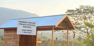 Gugatan HPL Pemkab Luwu Timur, Petani Laoli Minta Aktivitas PT IHIP Dihentikan FOTO: Papan bicara sengketa lahan antara Petani Laoli, Desa Harapan, Kecamatan Malili, Kabupaten Luwu Timur.