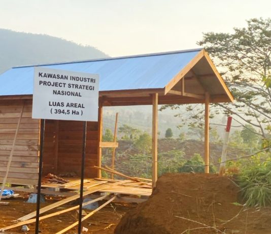 Gugatan HPL Pemkab Luwu Timur, Petani Laoli Minta Aktivitas PT IHIP Dihentikan FOTO: Papan bicara sengketa lahan antara Petani Laoli, Desa Harapan, Kecamatan Malili, Kabupaten Luwu Timur.