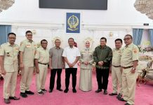 Pengurus Teras Pemuda Panca Marga Sulsel Silaturahim ke Gubernur FOTO: Dari Kiri Prof. Sukardi Weda, Bayu D. Mappadjanti, Prof. Arifuddin Mannan, Ir. Agus Arifin Nu’mang, M.S., Andi Sudirman Sulaiman (Gubernur) Ir. Andi Herfidah Attas, Dr. Muh. Iqbal Suhaeb, Ir. Abu Idris dan Takdir Amir, SE.