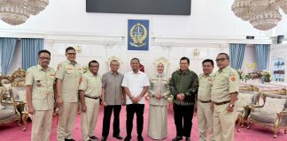 Pengurus Teras Pemuda Panca Marga Sulsel Silaturahim ke Gubernur FOTO: Dari Kiri Prof. Sukardi Weda, Bayu D. Mappadjanti, Prof. Arifuddin Mannan, Ir. Agus Arifin Nu’mang, M.S., Andi Sudirman Sulaiman (Gubernur) Ir. Andi Herfidah Attas, Dr. Muh. Iqbal Suhaeb, Ir. Abu Idris dan Takdir Amir, SE.