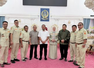 Pengurus Teras Pemuda Panca Marga Sulsel Silaturahim ke Gubernur FOTO: Dari Kiri Prof. Sukardi Weda, Bayu D. Mappadjanti, Prof. Arifuddin Mannan, Ir. Agus Arifin Nu’mang, M.S., Andi Sudirman Sulaiman (Gubernur) Ir. Andi Herfidah Attas, Dr. Muh. Iqbal Suhaeb, Ir. Abu Idris dan Takdir Amir, SE.