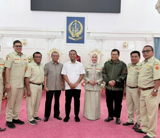 Pengurus Teras Pemuda Panca Marga Sulsel Silaturahim ke Gubernur FOTO: Dari Kiri Prof. Sukardi Weda, Bayu D. Mappadjanti, Prof. Arifuddin Mannan, Ir. Agus Arifin Nu’mang, M.S., Andi Sudirman Sulaiman (Gubernur) Ir. Andi Herfidah Attas, Dr. Muh. Iqbal Suhaeb, Ir. Abu Idris dan Takdir Amir, SE.