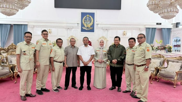 FOTO: Dari Kiri Prof. Sukardi Weda, Bayu D. Mappadjanti, Prof. Arifuddin Mannan, Ir. Agus Arifin Nu’mang, M.S., Andi Sudirman Sulaiman (Gubernur) Ir. Andi Herfidah Attas, Dr. Muh. Iqbal Suhaeb, Ir. Abu Idris dan Takdir Amir, SE.