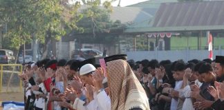 Warga LDII Gelar Shalat Istisqa di Makassar, Berdoa untuk Turunnya Hujan dan Keselamatan Negeri FOTO: Warga Lembaga Dakwah Islam Indonesia (LDII) melaksanakan Shalat Istisqa di Lapangan Bola Kompleks Dr. Tajuddin Chalid, Jalan Berua Raya, Kota Makassar, Sulawesi Selatan, Minggu (20/9/2026).