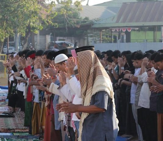 Warga LDII Gelar Shalat Istisqa di Makassar, Berdoa untuk Turunnya Hujan dan Keselamatan Negeri FOTO: Warga Lembaga Dakwah Islam Indonesia (LDII) melaksanakan Shalat Istisqa di Lapangan Bola Kompleks Dr. Tajuddin Chalid, Jalan Berua Raya, Kota Makassar, Sulawesi Selatan, Minggu (20/9/2026).