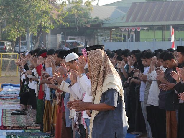 FOTO: Warga Lembaga Dakwah Islam Indonesia (LDII) melaksanakan Shalat Istisqa di Lapangan Bola Kompleks Dr. Tajuddin Chalid, Jalan Berua Raya, Kota Makassar, Sulawesi Selatan, Minggu (20/9/2026). FOTO: Warga Lembaga Dakwah Islam Indonesia (LDII) melaksanakan Shalat Istisqa di Lapangan Bola Kompleks Dr. Tajuddin Chalid, Jalan Berua Raya, Kota Makassar, Sulawesi Selatan, Minggu (20/9/2026).