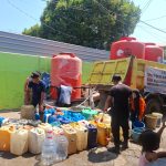 El Nino Hingga Akhir September 2026, Pemerintah Kota Makassar Telah Menyuplay 5 Juta Lebih Air Bersih FOTO: BPBD Kota Makassar saat melakukan distribusi air bersih di sejumlah kecamatan di kota Makassar. (Dok BPBD)