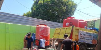 El Nino Hingga Akhir September 2026, Pemerintah Kota Makassar Telah Menyuplay 5 Juta Lebih Air Bersih FOTO: BPBD Kota Makassar saat melakukan distribusi air bersih di sejumlah kecamatan di kota Makassar. (Dok BPBD)