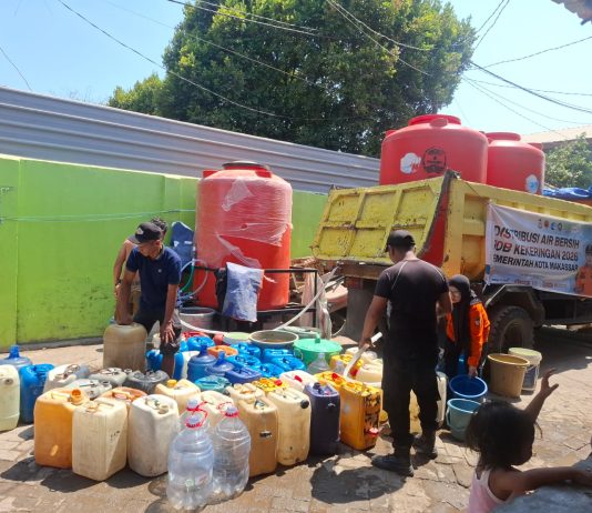 El Nino Hingga Akhir September 2026, Pemerintah Kota Makassar Telah Menyuplay 5 Juta Lebih Air Bersih FOTO: BPBD Kota Makassar saat melakukan distribusi air bersih di sejumlah kecamatan di kota Makassar. (Dok BPBD)