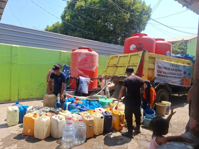 FOTO: BPBD Kota Makassar saat melakukan distribusi air bersih di sejumlah kecamatan di kota Makassar. (Dok BPBD) FOTO: BPBD Kota Makassar saat melakukan distribusi air bersih di sejumlah kecamatan di kota Makassar. (Dok BPBD)