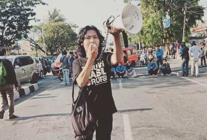 FOTO: Koalisi Pemuda dan Mahasiswa Bersatu (KPMB) SulSel saat menggelar aksi unjuk rasa.