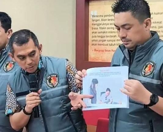 Bupati Gowa Terjerat TPPU: 2 Unit Rumah di Perumahan Elit Disita Kortas Tipidkor Polri FOTO: Kortas Tipidkor) Polri saat memberikan keterangan pers atas penetapan tersangka Bupati Gowa. (Dok via akun Facebook Juanda Aslan Nur)
