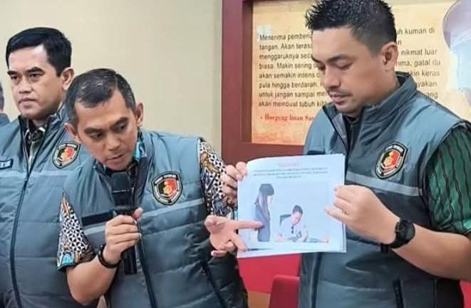 FOTO: Kortas Tipidkor) Polri saat memberikan keterangan pers atas penetapan tersangka Bupati Gowa. (Dok via akun Facebook Juanda Aslan Nur) FOTO: Kortas Tipidkor) Polri saat memberikan keterangan pers atas penetapan tersangka Bupati Gowa. (Dok via akun Facebook Juanda Aslan Nur)