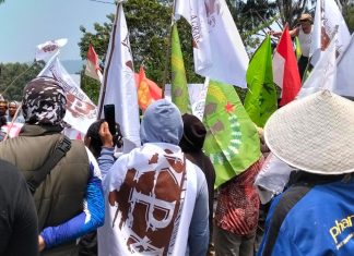 Petani Luwu Timur Desak Evaluasi Izin Tambang dan Perkebunan, DPRD Diminta Bentuk Pansus FOTO: Aliansi Tani Luwu Timur mendesak pemerintah menghentikan sementara pemberian dan perpanjangan izin pertambangan serta perkebunan di Kabupaten Luwu Timur, Sulawesi Selatan. Tuntutan tersebut disampaikan dalam aksi memperingati Hari Tani Nasional, Kamis (24/9/2026).