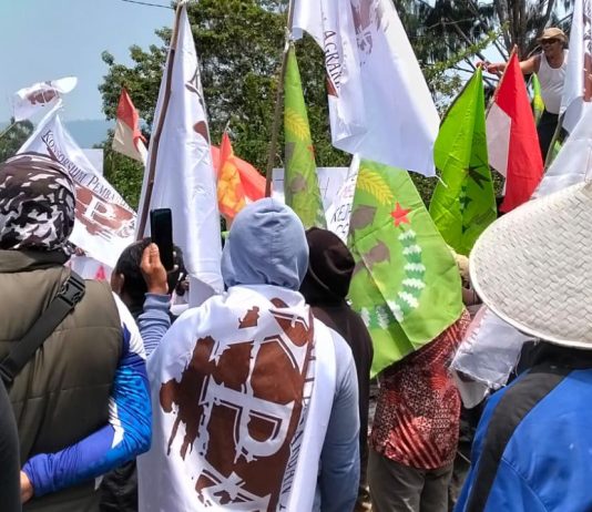 Petani Luwu Timur Desak Evaluasi Izin Tambang dan Perkebunan, DPRD Diminta Bentuk Pansus FOTO: Aliansi Tani Luwu Timur mendesak pemerintah menghentikan sementara pemberian dan perpanjangan izin pertambangan serta perkebunan di Kabupaten Luwu Timur, Sulawesi Selatan. Tuntutan tersebut disampaikan dalam aksi memperingati Hari Tani Nasional, Kamis (24/9/2026).