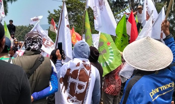 FOTO: Aliansi Tani Luwu Timur mendesak pemerintah menghentikan sementara pemberian dan perpanjangan izin pertambangan serta perkebunan di Kabupaten Luwu Timur, Sulawesi Selatan. Tuntutan tersebut disampaikan dalam aksi memperingati Hari Tani Nasional, Kamis (24/9/2026). FOTO: Aliansi Tani Luwu Timur mendesak pemerintah menghentikan sementara pemberian dan perpanjangan izin pertambangan serta perkebunan di Kabupaten Luwu Timur, Sulawesi Selatan. Tuntutan tersebut disampaikan dalam aksi memperingati Hari Tani Nasional, Kamis (24/9/2026).
