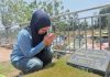 Tepat 4 Tahun Kepergian Putranya, Husniah Talenrang Ziarah Kubur, Netizen Salut Sama Bupati Gowa: InsyaAllah Ibu Bisa Lewati Cobaan ini FOTO: Bupati Gowa, Sitti Husniah Talenrang berkesempatan melakukan ziarah kubur ke makam putra keduanya, Muhammad Faiz Zahwan Adzikri. Ahad (27/9/2026). (Dok. Sitti Husniah Talenrang via Facebook)