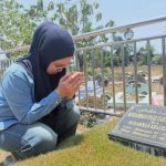 Tepat 4 Tahun Kepergian Putranya, Husniah Talenrang Ziarah Kubur, Netizen Salut Sama Bupati Gowa: InsyaAllah Ibu Bisa Lewati Cobaan ini FOTO: Bupati Gowa, Sitti Husniah Talenrang berkesempatan melakukan ziarah kubur ke makam putra keduanya, Muhammad Faiz Zahwan Adzikri. Ahad (27/9/2026). (Dok. Sitti Husniah Talenrang via Facebook)