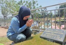 Tepat 4 Tahun Kepergian Putranya, Husniah Talenrang Ziarah Kubur, Netizen Salut Sama Bupati Gowa: InsyaAllah Ibu Bisa Lewati Cobaan ini FOTO: Bupati Gowa, Sitti Husniah Talenrang berkesempatan melakukan ziarah kubur ke makam putra keduanya, Muhammad Faiz Zahwan Adzikri. Ahad (27/9/2026). (Dok. Sitti Husniah Talenrang via Facebook)