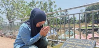 Tepat 4 Tahun Kepergian Putranya, Husniah Talenrang Ziarah Kubur, Netizen Salut Sama Bupati Gowa: InsyaAllah Ibu Bisa Lewati Cobaan ini FOTO: Bupati Gowa, Sitti Husniah Talenrang berkesempatan melakukan ziarah kubur ke makam putra keduanya, Muhammad Faiz Zahwan Adzikri. Ahad (27/9/2026). (Dok. Sitti Husniah Talenrang via Facebook)