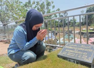 Tepat 4 Tahun Kepergian Putranya, Husniah Talenrang Ziarah Kubur, Netizen Salut Sama Bupati Gowa: InsyaAllah Ibu Bisa Lewati Cobaan ini FOTO: Bupati Gowa, Sitti Husniah Talenrang berkesempatan melakukan ziarah kubur ke makam putra keduanya, Muhammad Faiz Zahwan Adzikri. Ahad (27/9/2026). (Dok. Sitti Husniah Talenrang via Facebook)