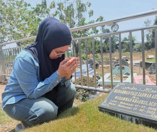 Tepat 4 Tahun Kepergian Putranya, Husniah Talenrang Ziarah Kubur, Netizen Salut Sama Bupati Gowa: InsyaAllah Ibu Bisa Lewati Cobaan ini FOTO: Bupati Gowa, Sitti Husniah Talenrang berkesempatan melakukan ziarah kubur ke makam putra keduanya, Muhammad Faiz Zahwan Adzikri. Ahad (27/9/2026). (Dok. Sitti Husniah Talenrang via Facebook)